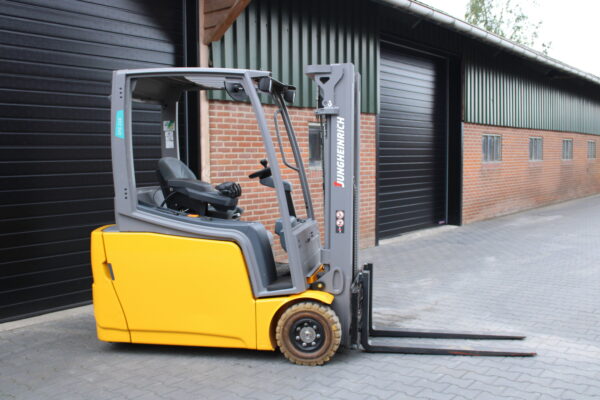 Jungheinrich EFG216 heftruck elektrische triplex freelift sideshift