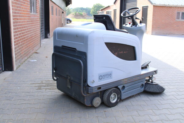 Nilfisk SR1101B veegmachine elektrische goed werkend - Afbeelding 3